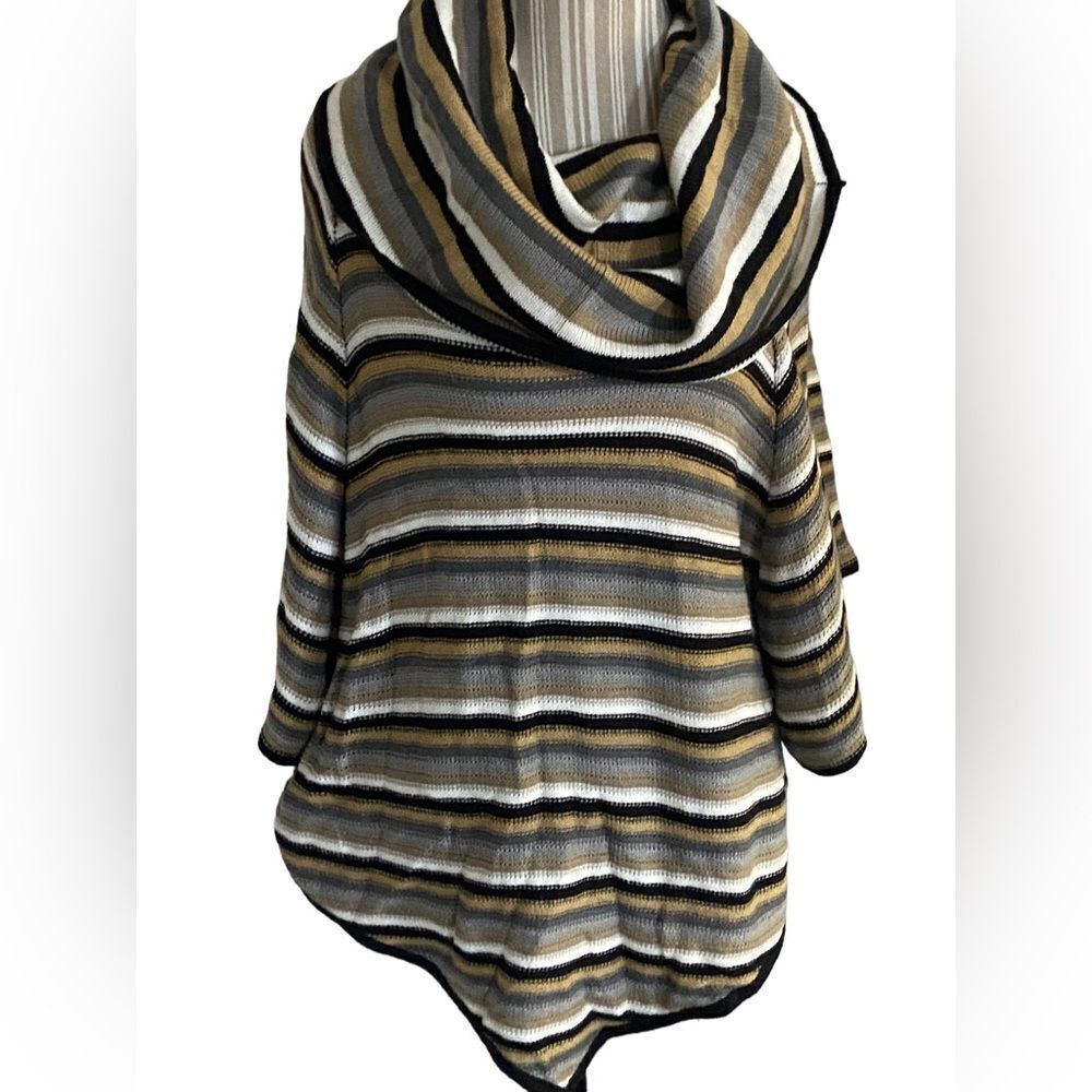 New Directions Weekend cape style sweater size large great condition.